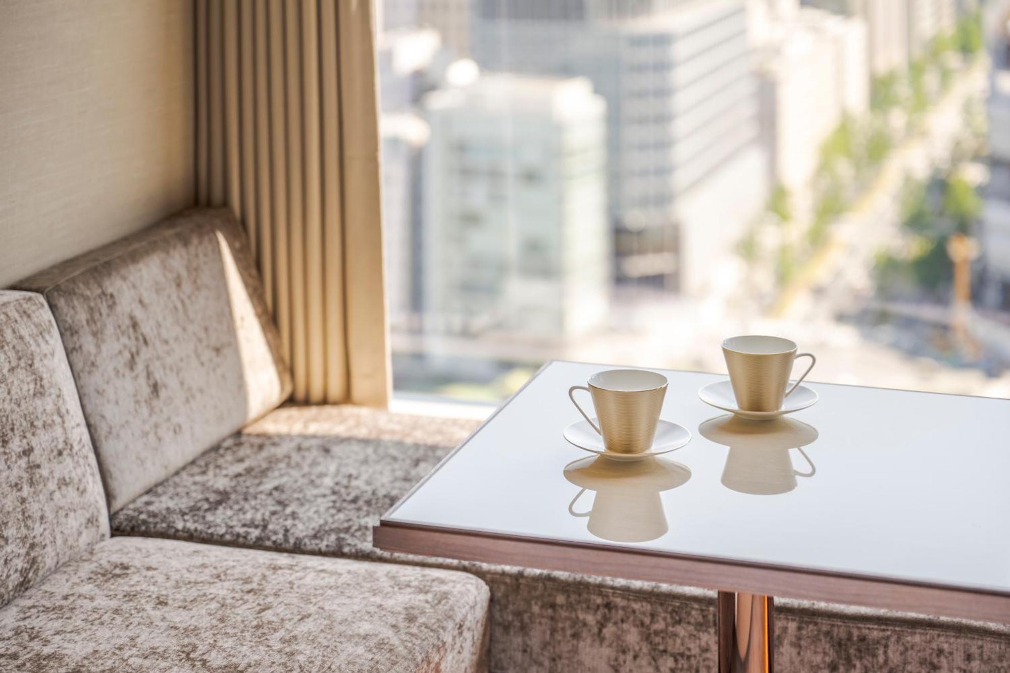 Candeo Hotels Osaka The Tower Pokój zdjęcie A table with a glass top