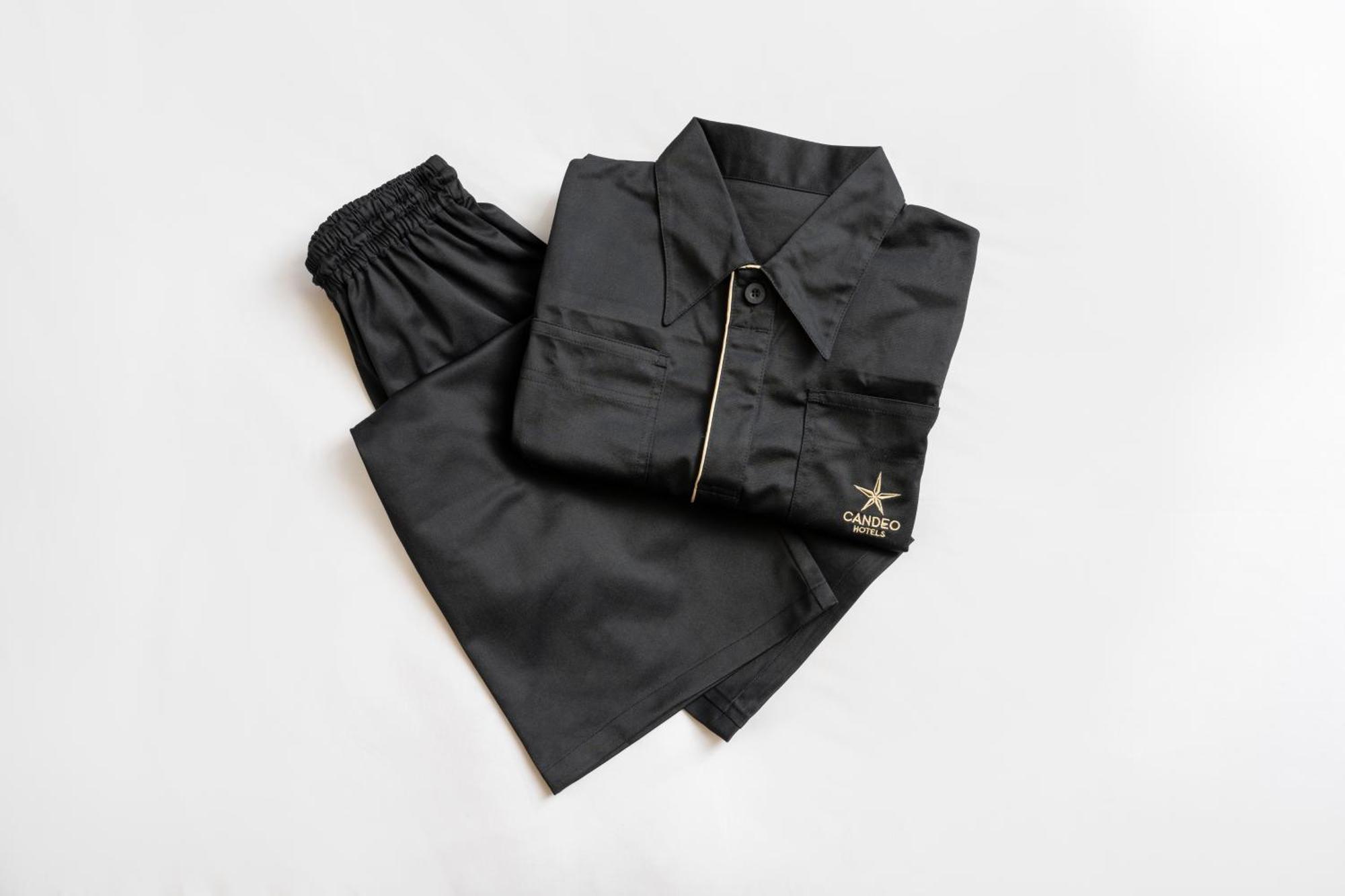 Candeo Hotels Osaka The Tower Pokój zdjęcie A set of black overalls