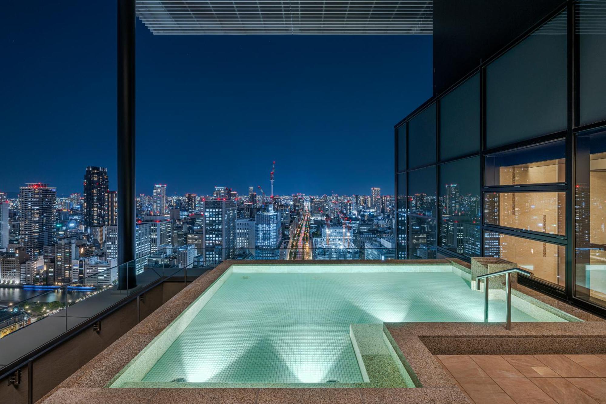 Candeo Hotels Osaka The Tower Zewnętrze zdjęcie The rooftop pool at the Ritz-Carlton, Tokyo