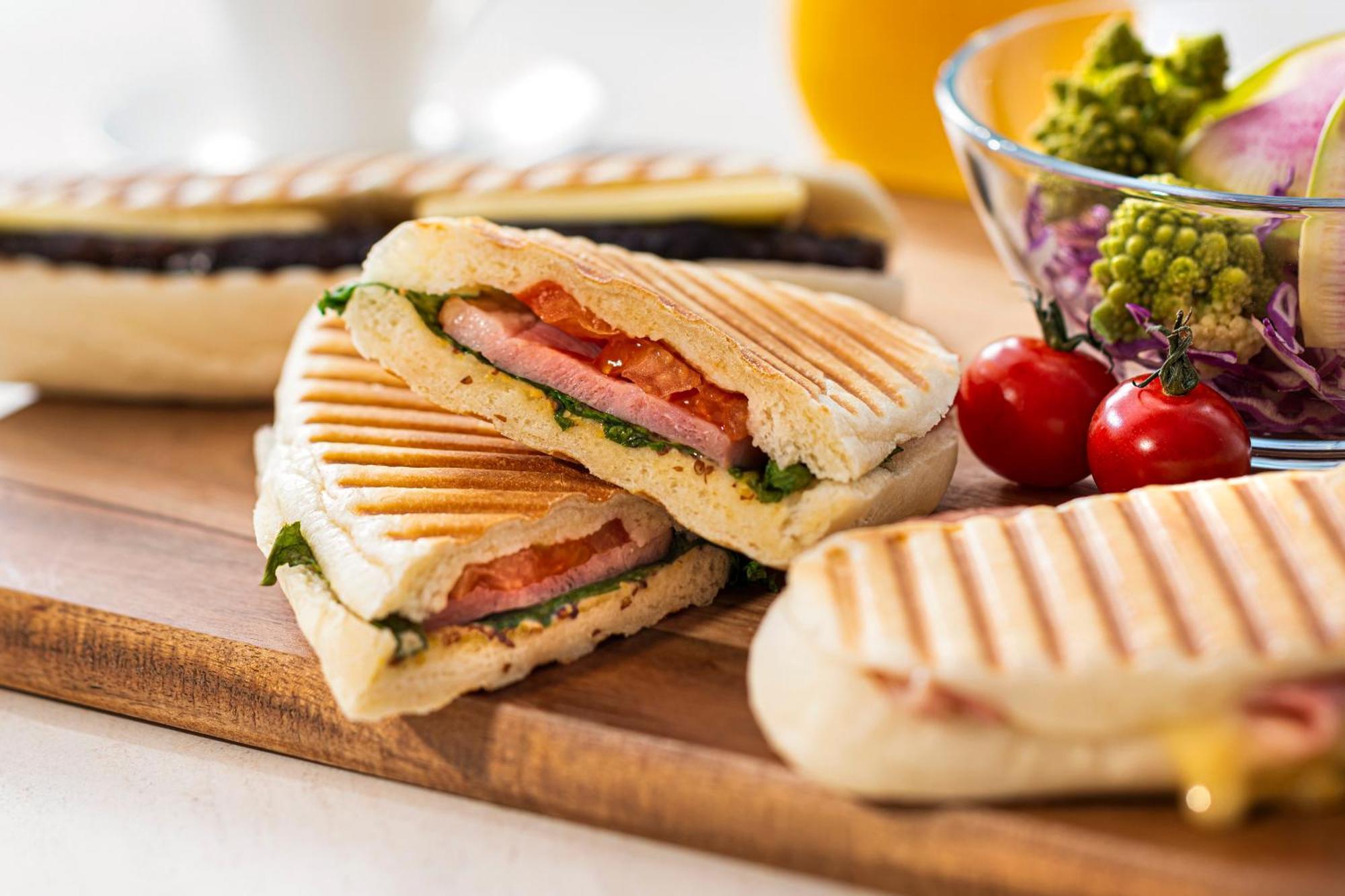 Candeo Hotels Osaka The Tower Zewnętrze zdjęcie A ham and cheese panini